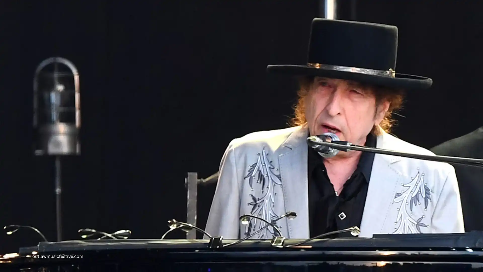 Bob Dylan's Outlaw Festival Setlist 2025: A Night of Surprises 1 Bob Dylan Setlist